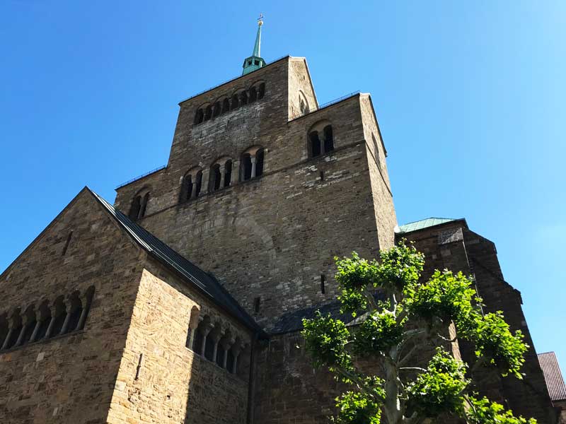Der Mindener Dom St. Gorgonius und St. Petrus ragt vor dem blauen Sommerhimmel imposant auf