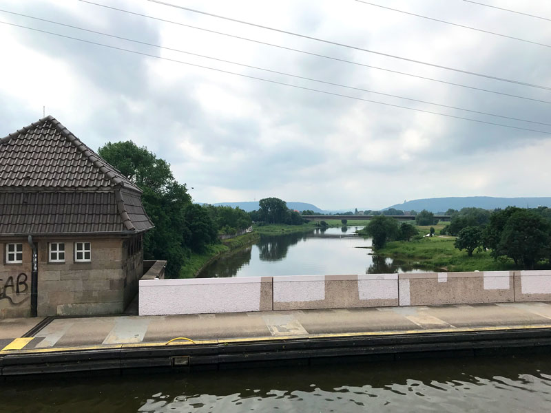 Von der Brücke des Mittellandkanals kann man von oben auf die Weser blicken