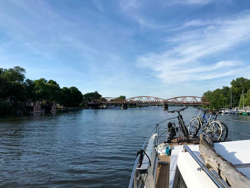 Hinter diesen beiden Brücken über den Plauer See liegt linker Hand die Marina Brandenburg-Plaue