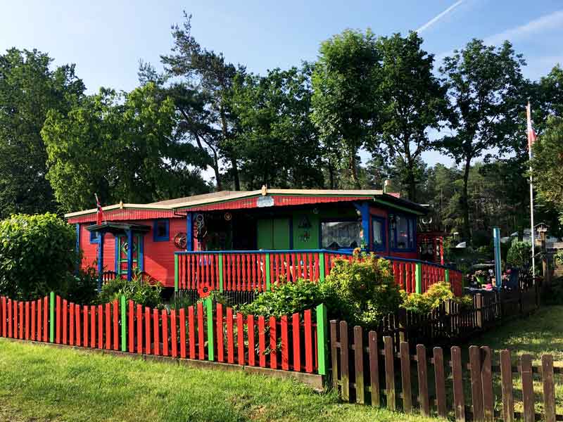 Blockhaus im bunten Ranch-Style im Freizeitpark Flaesheim