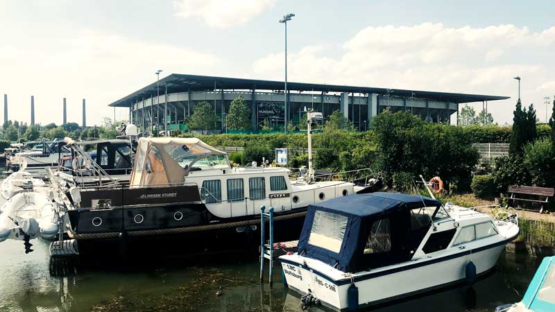 Yachthafen Wolfsburg vor der VW Arena, dem Stadium des VfL Wolfsburg