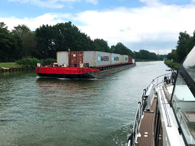 Auf dem Mittellandkanal zwischen Minden und Hannover: Das Steuerhaus dieses Containerschiffs ist so weit abgesenkt, dass der Steuermann nicht über die geladenen Container schauen kann