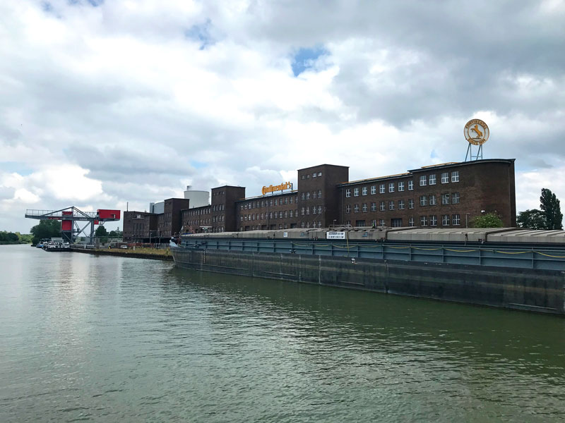 Schöner alter, großer Ziegelbau des Continental-Werks in Hannover-Stöcken am Ufer des Mittellandkanals