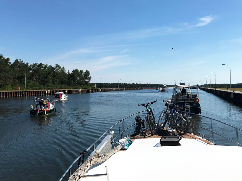Als die Schleuse Hohenwarthe bei Magdeburg am Mittellandkanal das Signal zum Einfahren gibt, fahren alle Sportboote ungeordnet und gleichzeitig auf die Schleuse zu