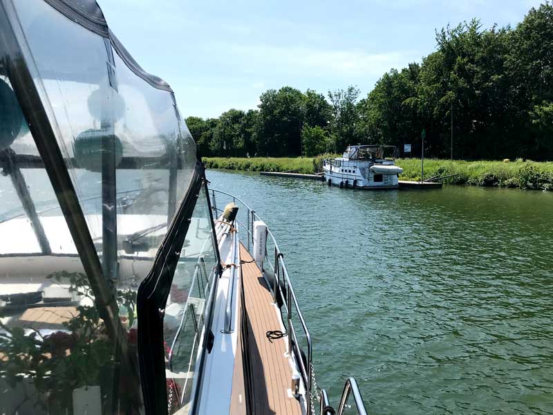 Rechts am Ufer des Wesel-Datteln-Kanals liegt ein Boot, das haargenau aussieht wie unseres. Es ist auch eine Siemer Yacht