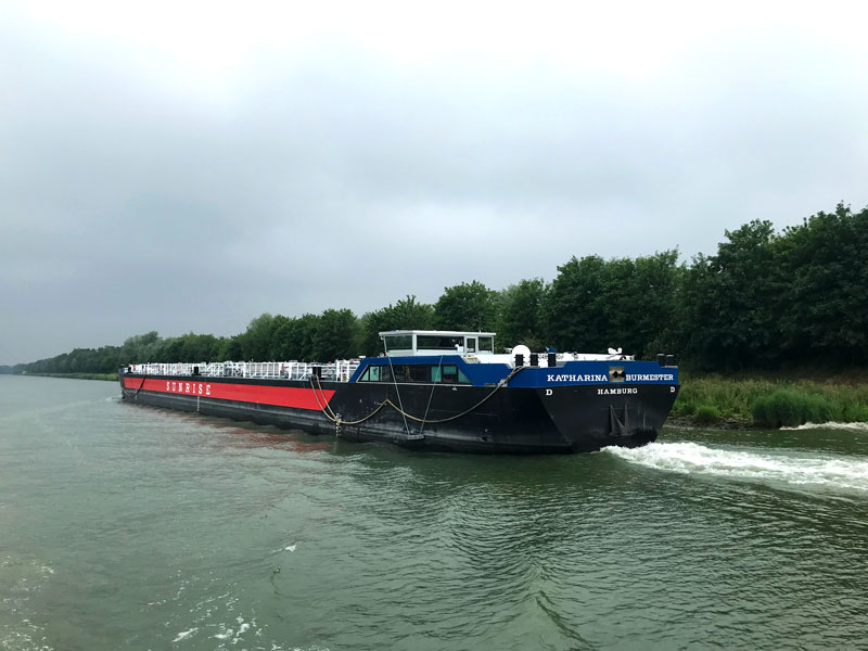 Die Katharina Burmester aus der Sunrise Flotte ist ein großes modernes Tankschiff, das uns schon oft begegnet ist