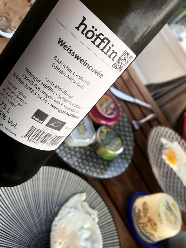 Zum Abendessen testen wir den badischen Weißweincuvée "Edition Autostadt" aus der VW Autostadt Wolfsburg