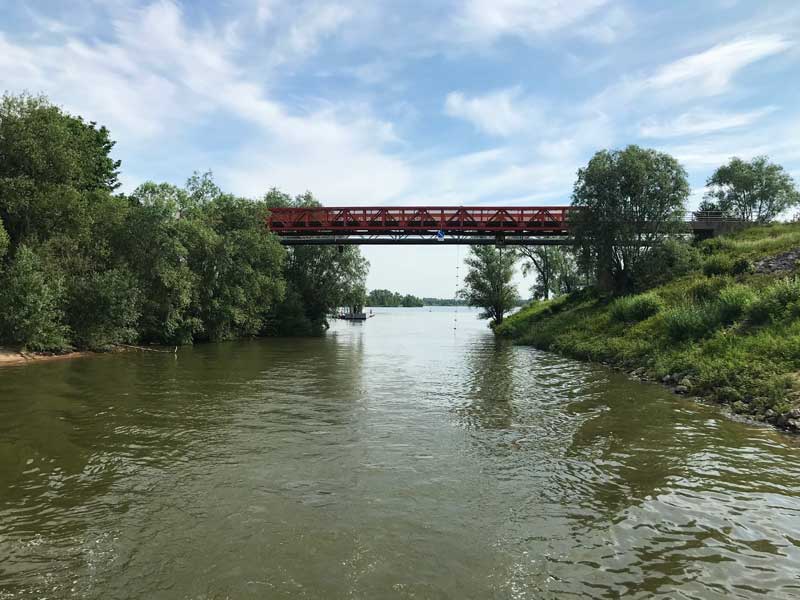 Die Zufahrt zum See de Bijland ist schmal und führt unter einer Brücke durch