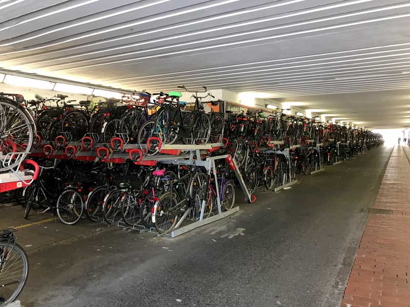 Am Hauptbahnhof Münster gibt es mehrere gigantische Fahrradparkplätze, die trotzdem bis zum Anschlag voll sind