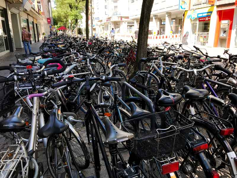 Auch die Innenstadt ist zu großen Teilen mit Fahrrädern zugeparkt