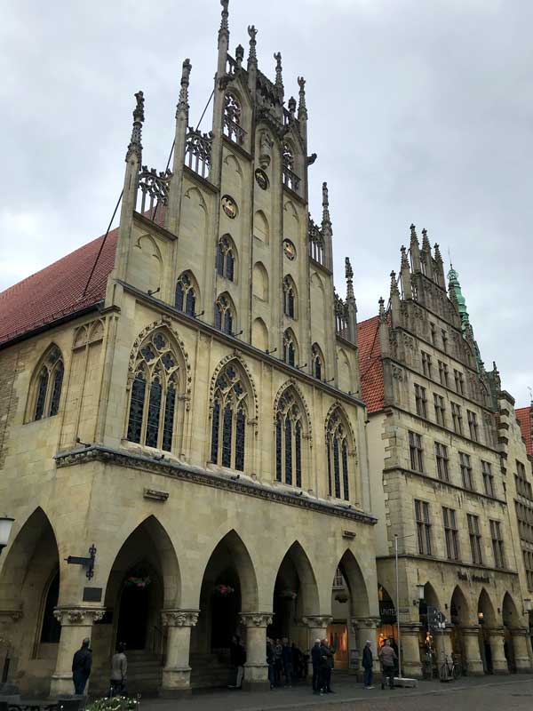 Die Fassaden der "Altstadt" von Münster sehen alt aus, sind aber erst nach dem zweiten Weltkrieg wieder aufgebaut worden