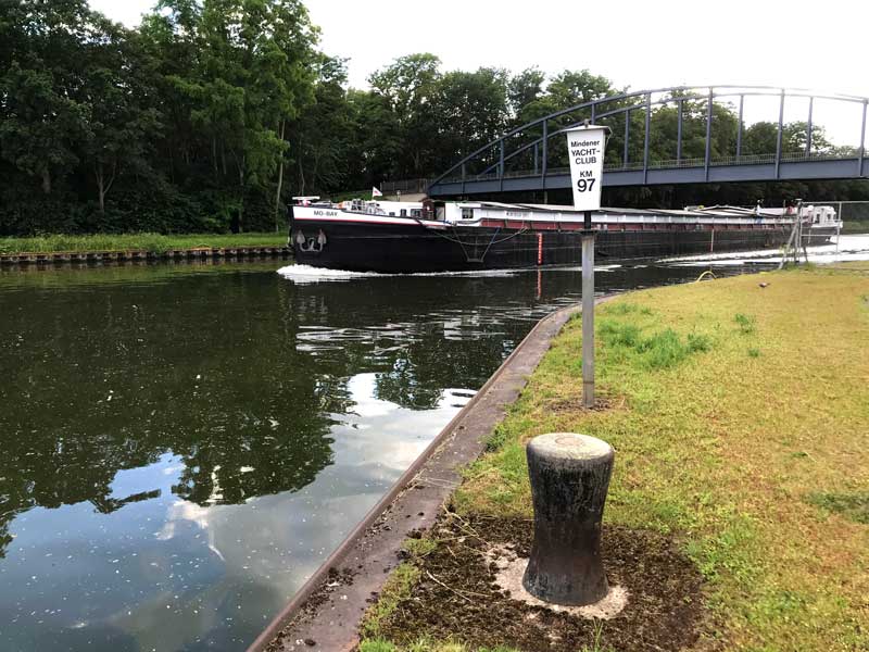 Ein Frachtschiff zieht am Mindener Yachtclub auf dem Mittellandkanal vorbei