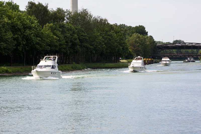 Es kommen uns drei flotte Sportboote auf dem Dortmund-Ems-Kanal entgegen