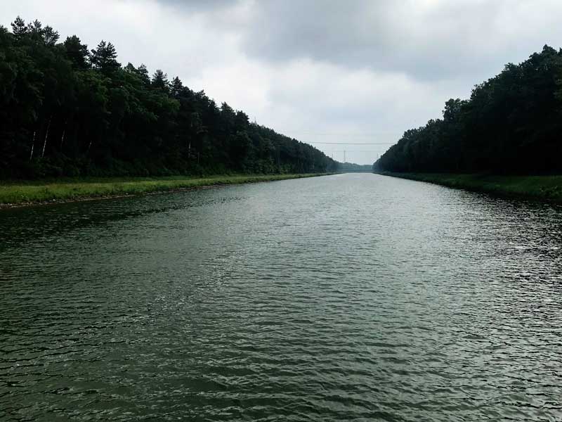 Der Mittellandkanal, gerade wie eine Autobahn, zu beiden Seiten von Nadelwald eingerahmt