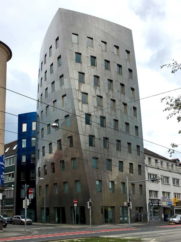 Der Gehry-Tower in Hannover ist ein neunstöckiges Gebäude, das in sich verdreht und mit Stahlplatten verkleidet ist, entworfen von Frank Gehry