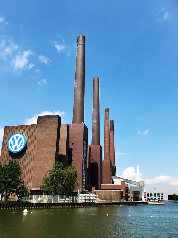Direkt am Mittellandkanal erhebt sich der ikonische Ziegelbau des Volkswagenwerks mit seinen vier Schloten