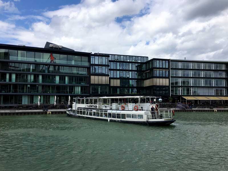 Die MS Günther, ein Party-Boot, dreht zweimal am Tag die Runde im Stadthafen Münster
