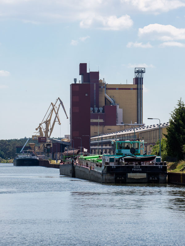 Am Sonntag ist nicht viel los im Hafen Bülstringenauf dem Mittellandkanal. Frachtschiffe liegen am Quai und warten auf den Verladebeginn am Montag