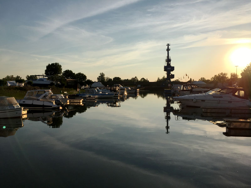 Über dem Yachthafen Haldensleben am Mittellandkanal geht gerade die Sonne auf