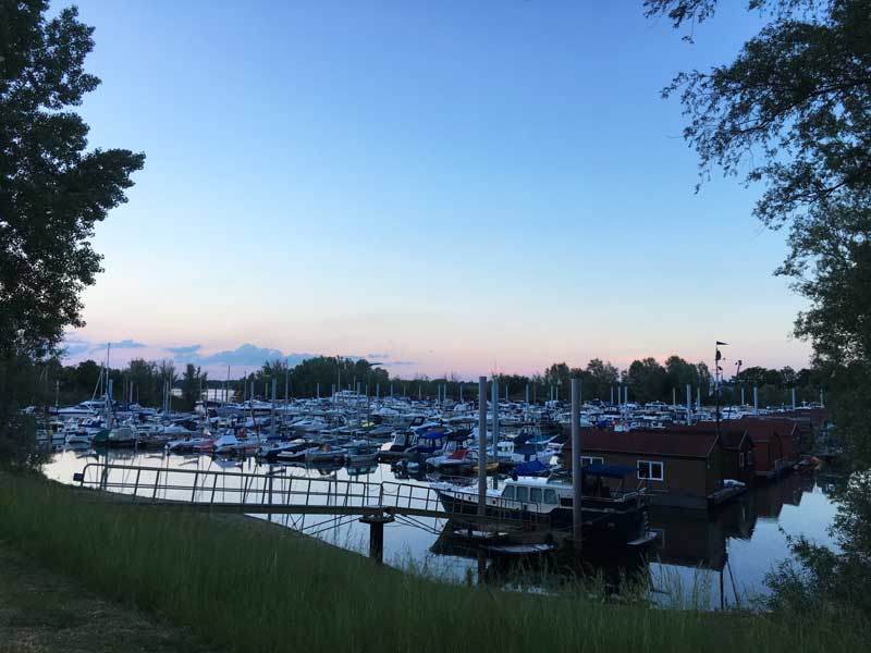 Blick über den abendlichen Yachthafen de Bijland - die Boote stehen dicht an dicht