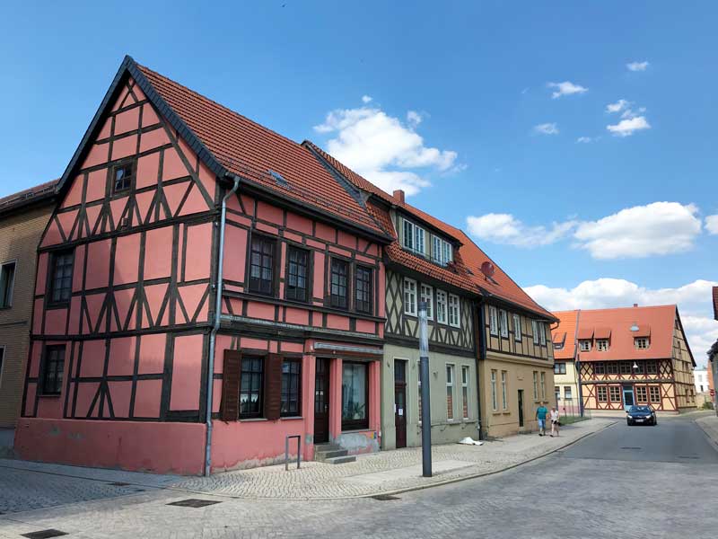 hinter dem Marktplatz von Haldensleben steht ein Ensemble von bunten Fachwerkhäusern