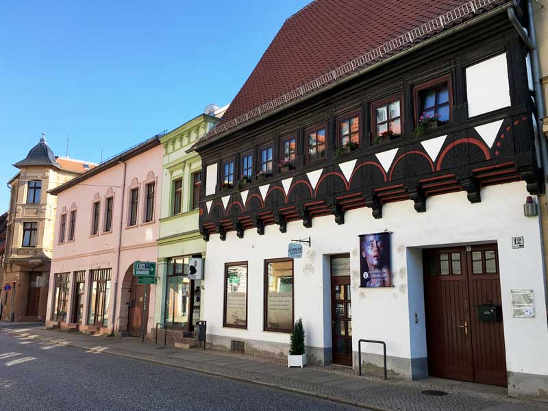 Häuser aus mehreren Epochen stehen nebeneinander in dieser Straße in Haldensleben