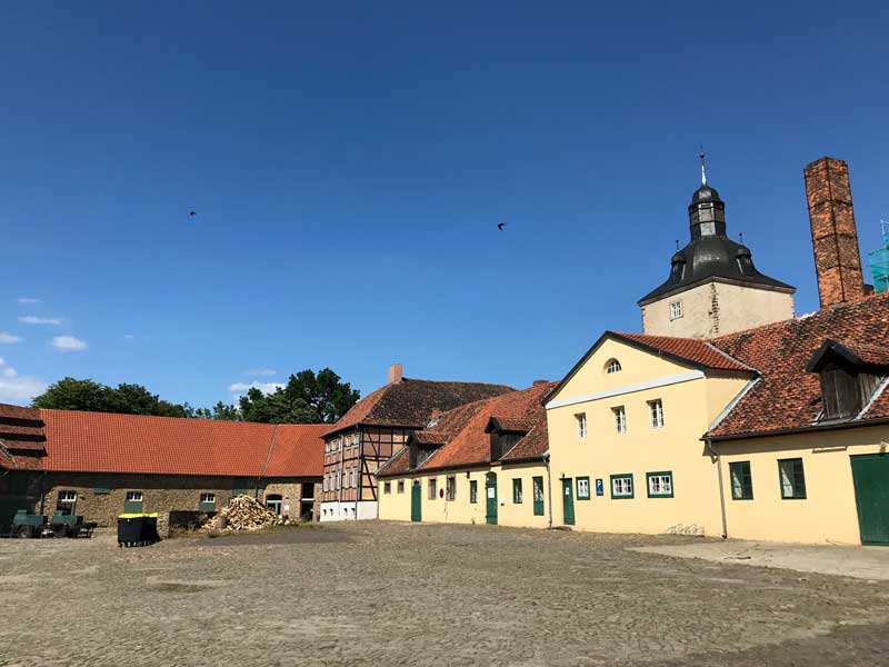 Im alten Burghof des Schlosses Hundisburg in Althaldensleben wurde ein Ehrenhof errichtet mit mittelalterlich anmutender Bebauung