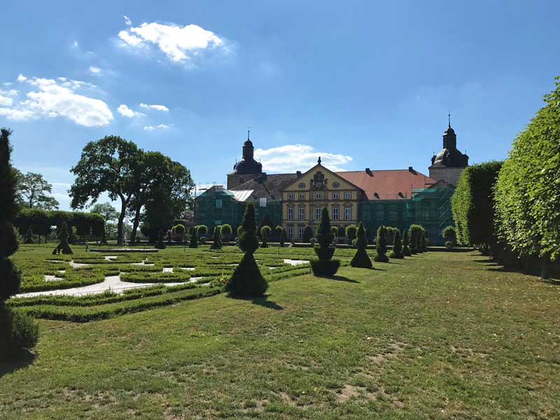 Vor dem Barockschloß Hundisburg in Althaldensleben, Stadtteil von Haldensleben, erstreckt sich ein Barockgarten