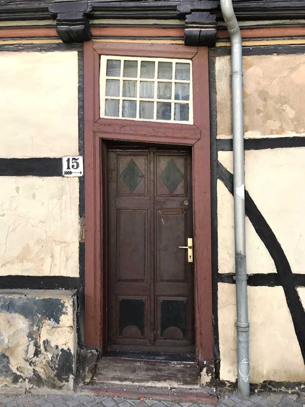 Schönes Detail an einem alten Fachwerkhaus in Haldensleben: in einen total schiefen Türrahmen wurde eine gerade Tür eingepasst