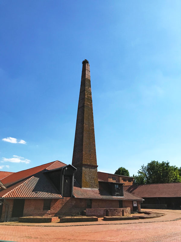 Das technische Denkmal Ziegelei Hundisburg in Haldensleben hat einen hoch aufragenden Schornstein