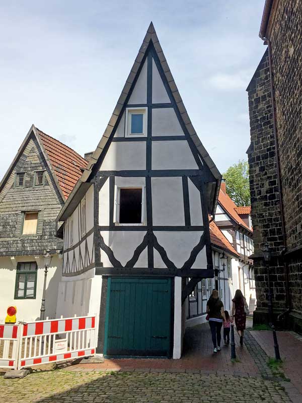 Das winzige Fachwerkhaus "Windloch" steht direkt neben der Martinikirche in Minden