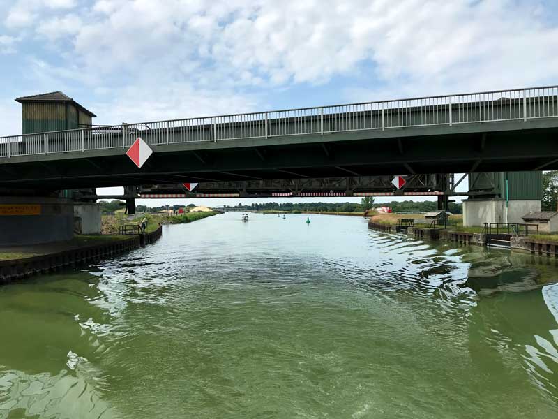 Zwei Brücken direkt hintereinander auf dem Dortmund-Ems-Kanal, die eine etwas niedriger als die andere