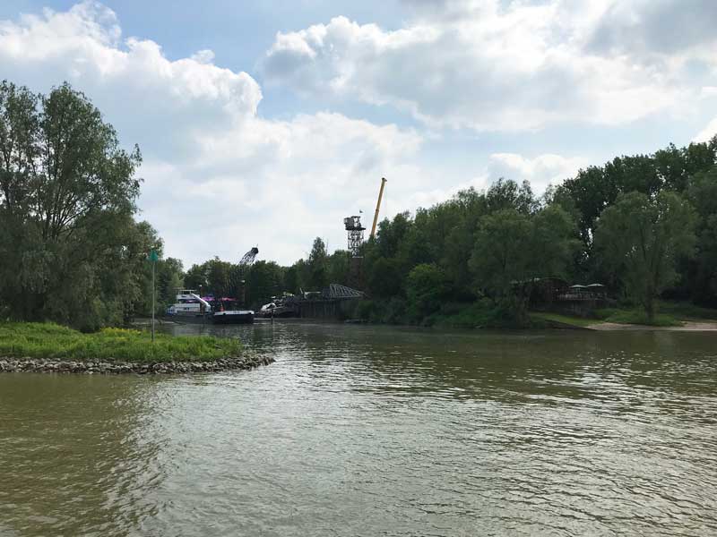 In der Bucht, in der eigentlich unser heutiger Hafen in Arnheim sein sollte, steht nur ein Schwimmbagger