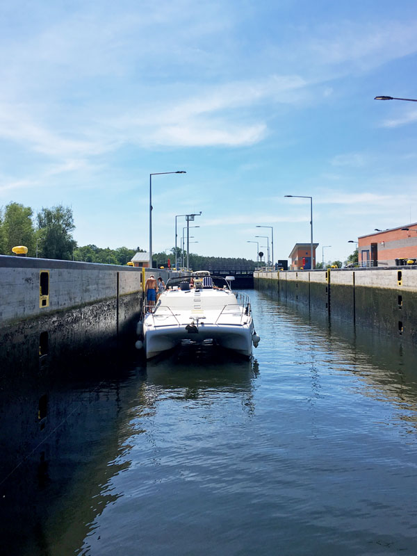 Blick rückwärts aus dem Boot in der Schleuse Zerben auf dem Mittellandkanal. Hinter uns steht ein Katamaran ohne Mast aus Eindhoven
