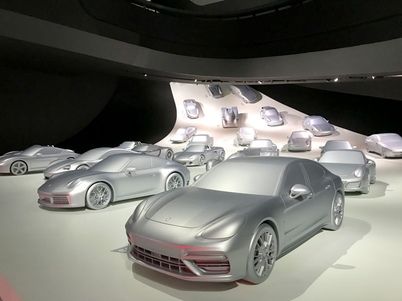 Viele silberne Porschemodelle im Porsche Pavillon in der VW Autostadt in Wolfsburg