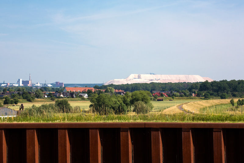 Von der Brücke des Mittellandkanals über die Elbe bei Magdeburg aus hat man einen guten Blick auf das Kaliwerk Zielitz bei Wolmirstedt
