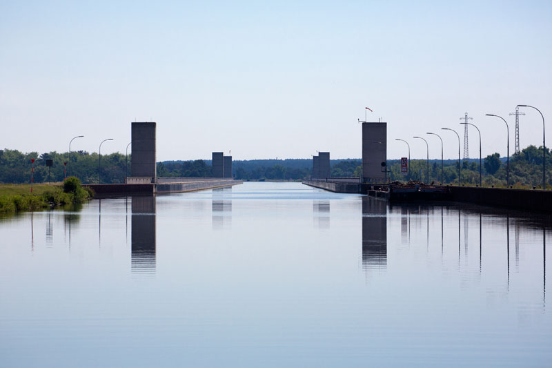 Spiegelglatt ist das Wasser des Mittellandkanals auf der Kanalbrücke über die Elbe bei Magdeburg