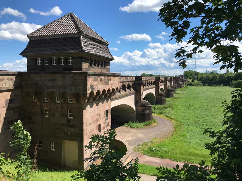 Bei Minden führt eine mächtige Kanalbrücke den Mittellandkanal über die Weser