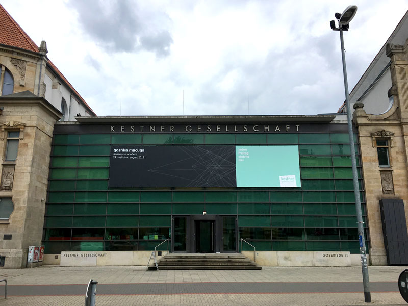 Der Bau der Kestner Gesellschaft in Hannover besteht aus einer modernen grünen Glasfassade zwischen zwei wuchtigen klassizistischen Häusern, von denen eins ebenfalls Ausstellungsräume enthält