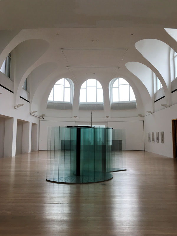 Im Altbau der Kestner Gesellschaft gibt es einen kirchenartigen Ausstellungsraum. Ein Exponat von Goshka Macuga aus Glas steht in der Mitte des Raums