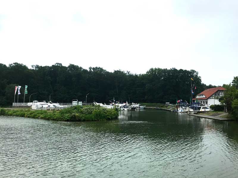 Bei PK81 am Mittellandkanal liegt der kleine Yachtclub Lübbeke etwas zurückgesetzt