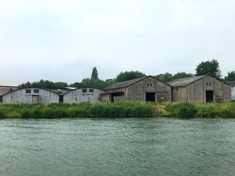 Niedrige alte Lagerhallen entlang des Mittellandkanals