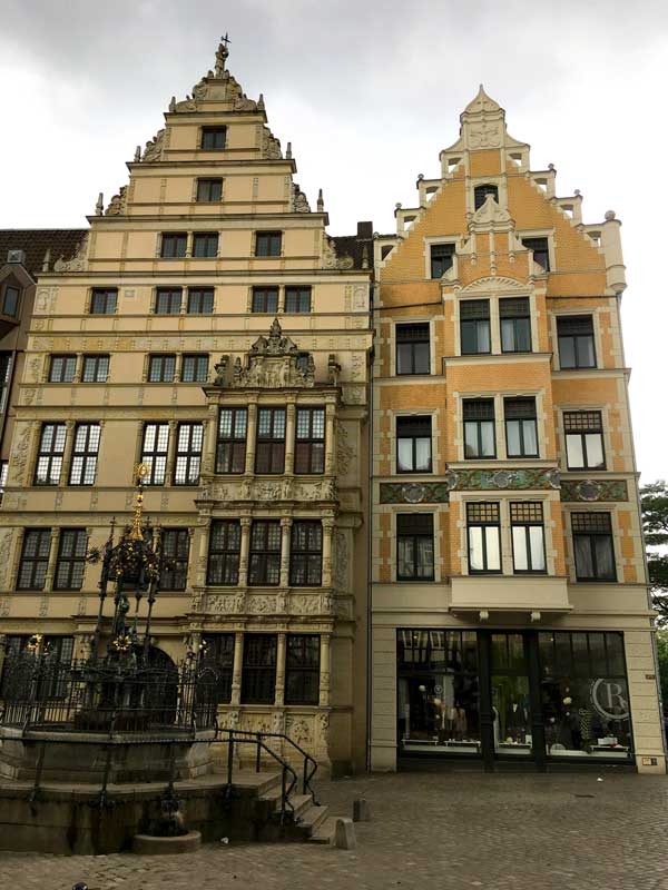 Das wiederaufgebaute Leibnizhaus in Hannover hat eine hübsche verschnörkelte Fassade und einen reich verzierten Erker über drei Stockwerke