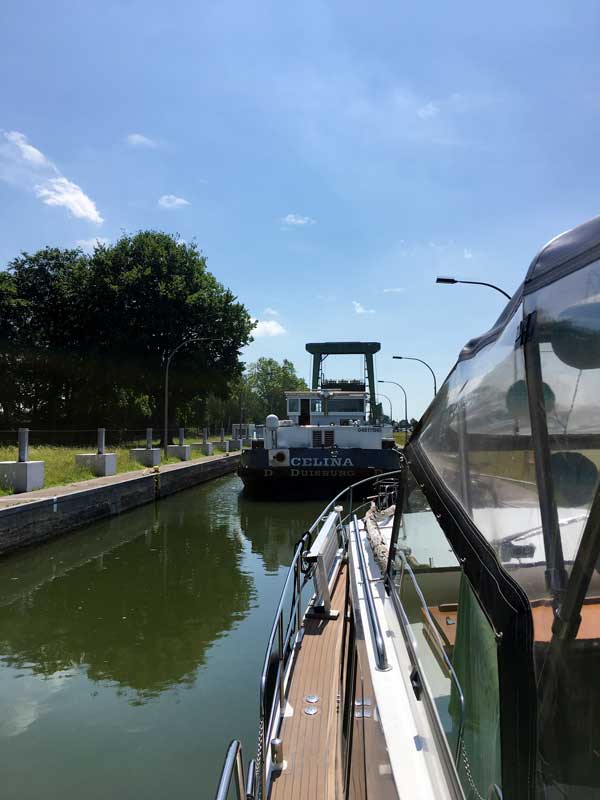 In der Schleuse Datteln werden wir zusammen mit zwei Frachtschiffen hocgeschleust, unter anderem der CELINA aus Duisburg