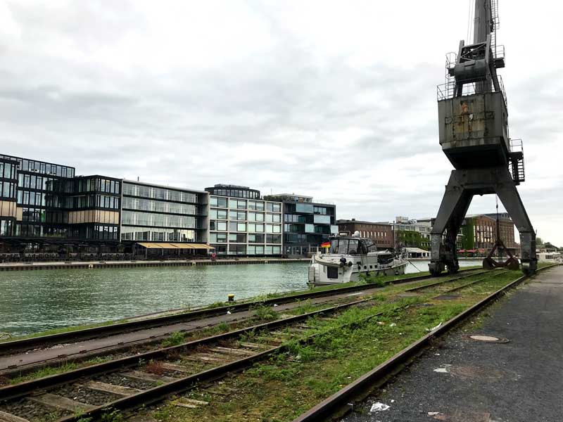 Unser Boot liegt im Medienhafen Münster unter dem alten Kran, gegenüber ist die Zeile mit den ganzen Kneipen