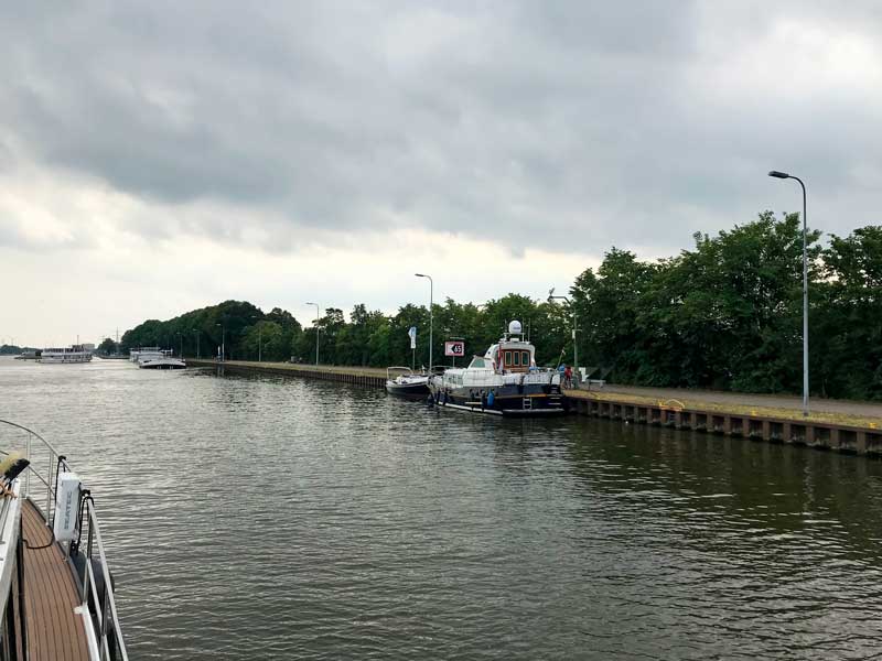 Es gibt am Mittellandkanal bei Minden einen Sportbootanleger direkt an der Wesermündung