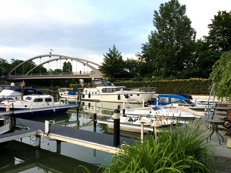 Im Yachthafen Hannover liegen wir mit dem Boot ganz hinten im Becken im rechten Winkel zum Mittellandkanal