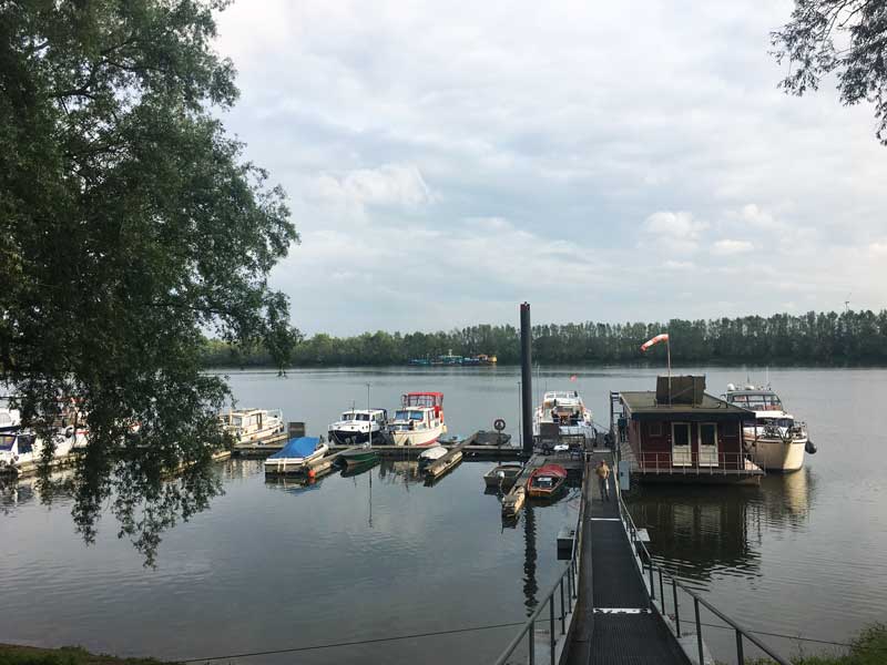 Blick vom Ufer auf den kleinen Yachthafen WSV Xanten