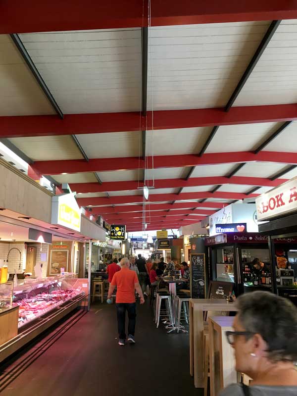 In der Markthalle Hannover gibt es hauptsächlich Imbissstände und kleine Restaurants