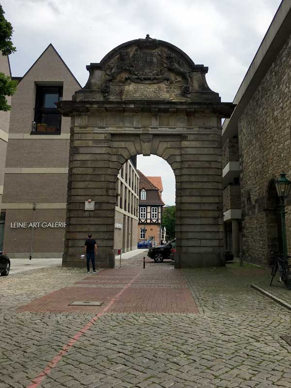 Das Marstalltor ist im zweiten Weltkrieg von einem Haus übriggeblieben und fungiert als eine Art Tor zur Altstadt